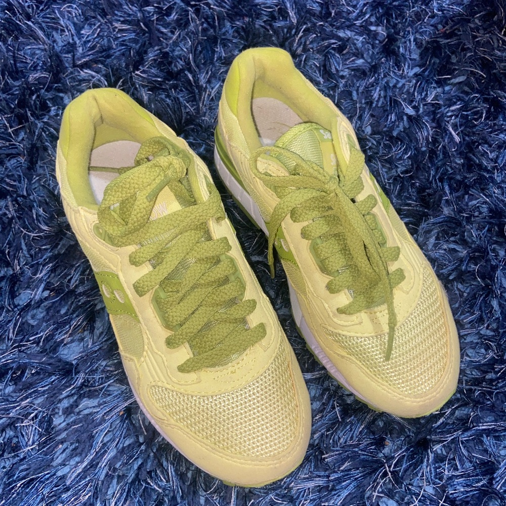Lime saucony tennis shoes